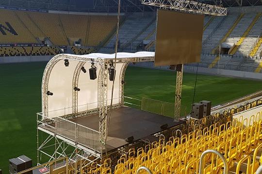Bühne und LED Leinwand im Stadion von Dynamo Dresden